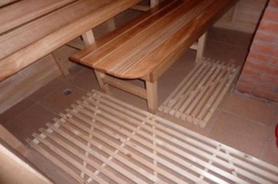 Деревянные решетки на полу бани