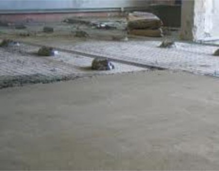 Выравнивание бетонного пола цементной стяжкой